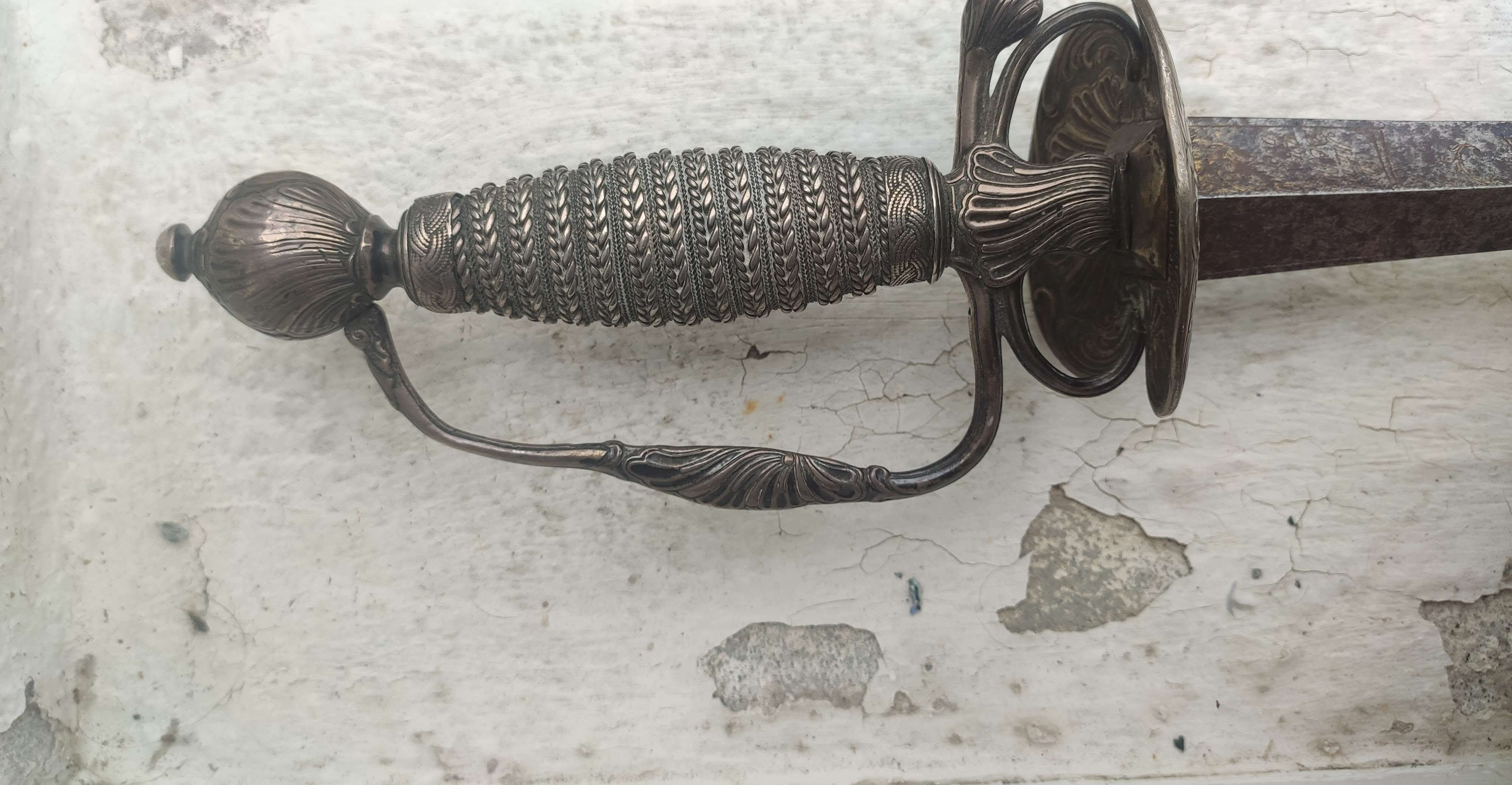 Pommeau ciselé de l'épée d'apparat de Louis XV